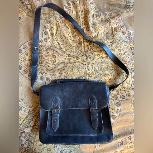 Black BDG Urban Outfitters Messenger Style Crossbody Bag 💼 with Gold Hardware - Picture 1 of 8